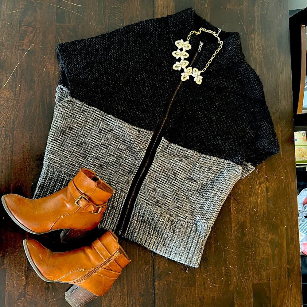 LOFT - Oversized Poncho with Zipper 🩶Cozy & Flattering